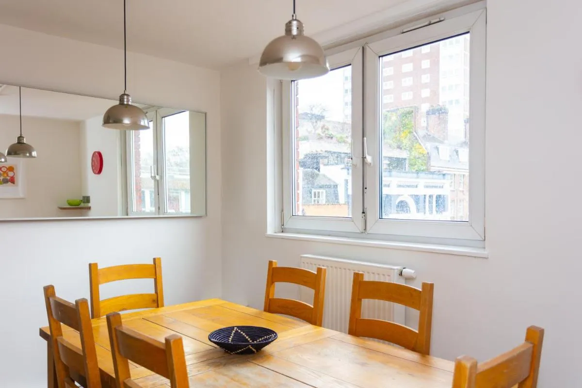 Image 5 of Spacious Central 3 Bedroom Apartment in Old Street