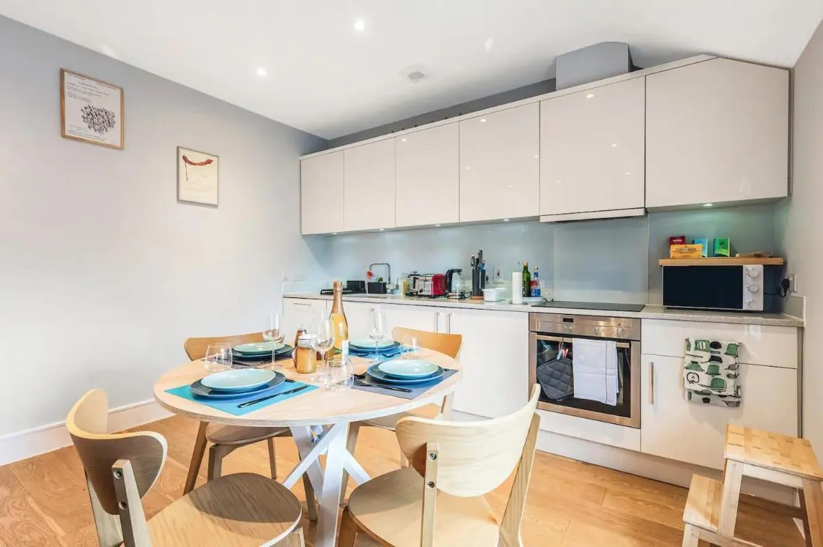 Image 5 of Spacious Elegant Apartment in Shepard’s Bush – Pass the Keys