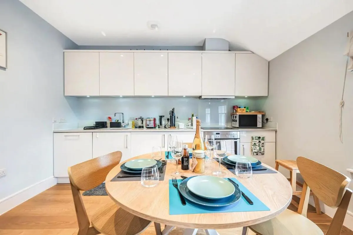 Image 4 of Spacious Elegant Apartment in Shepard’s Bush – Pass the Keys