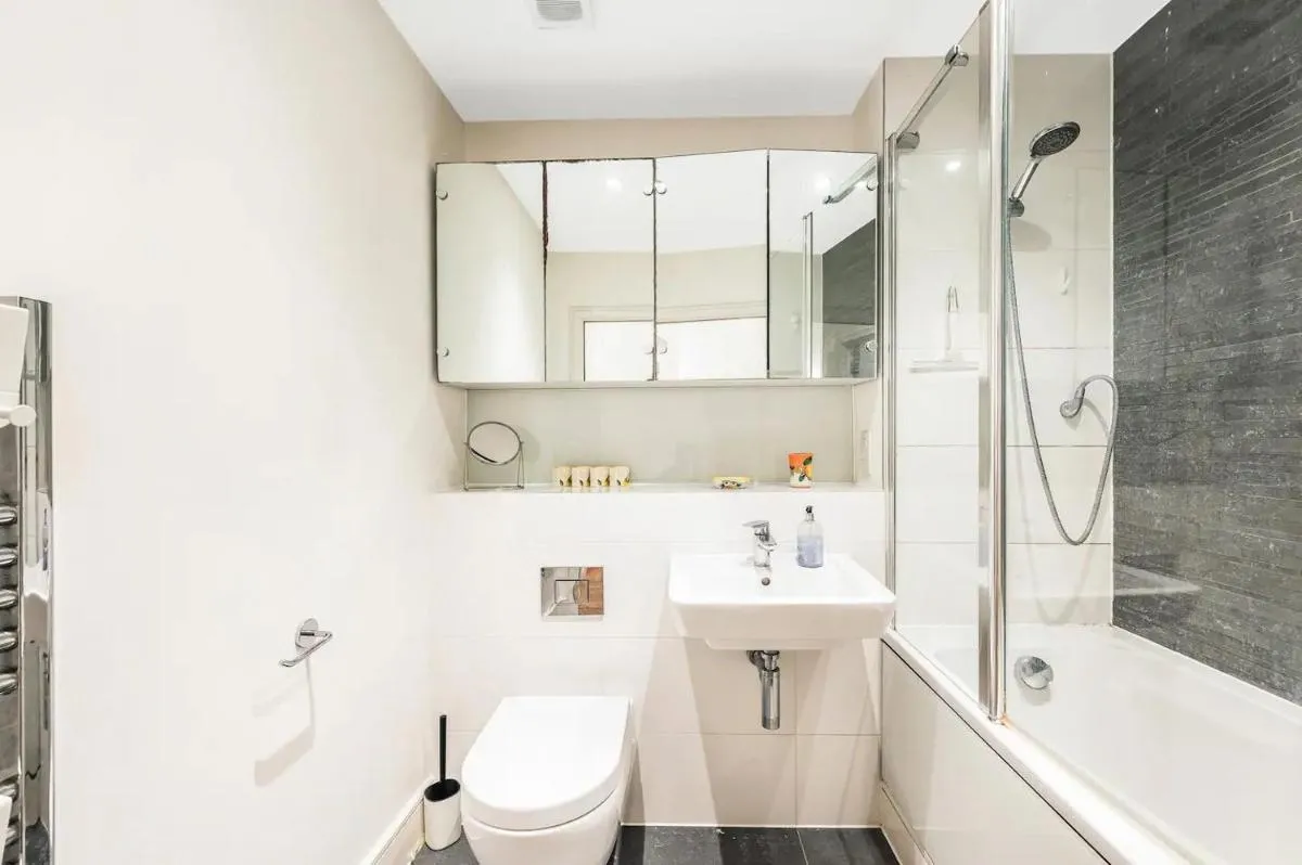 Image 3 of Spacious Elegant Apartment in Shepard’s Bush – Pass the Keys