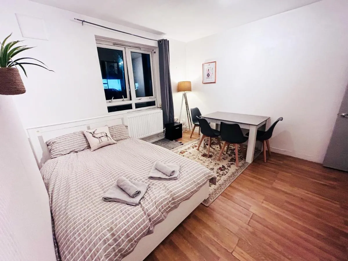 Image 3 of Spacious Flat with 2 to 3 Bedrooms – Central London