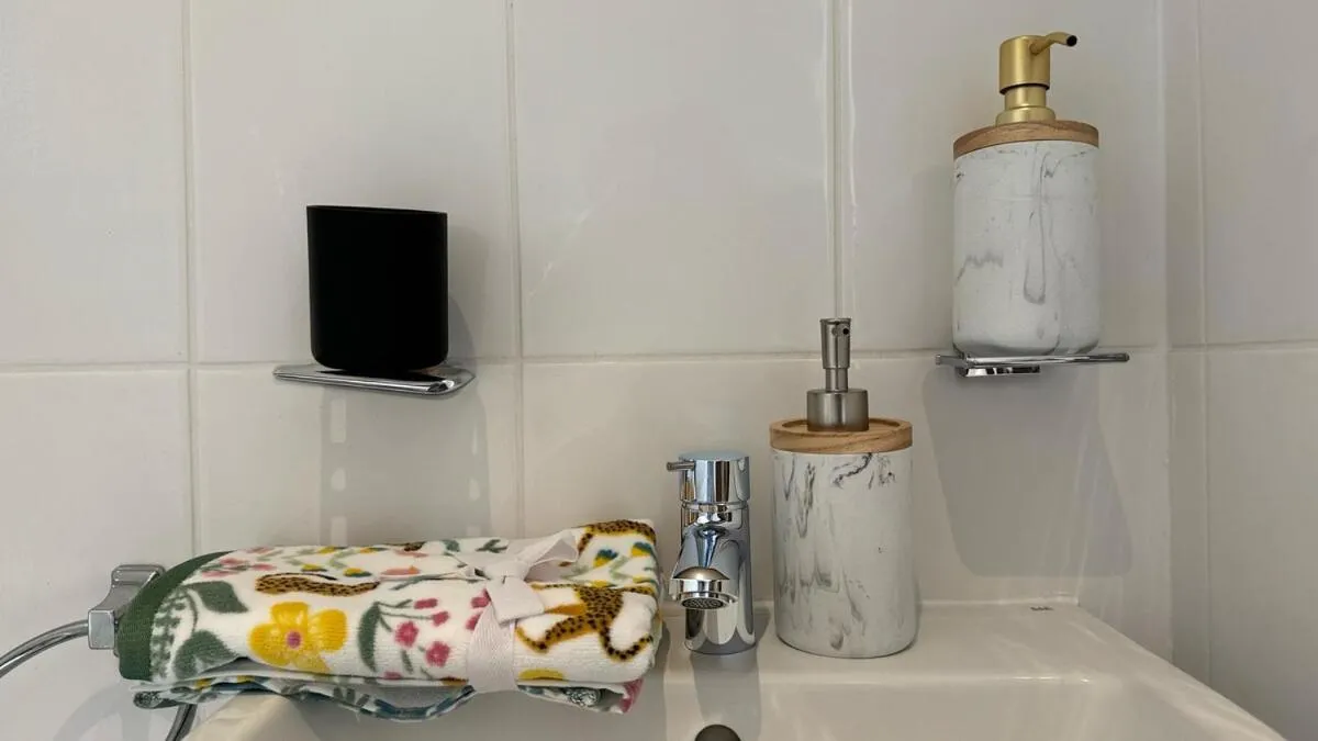 Image 3 of Spacious Guest Studio – En-Suite – Central – Calm View