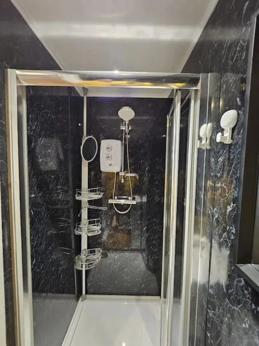 Image 5 of Spacious Guest Suite – Harrow