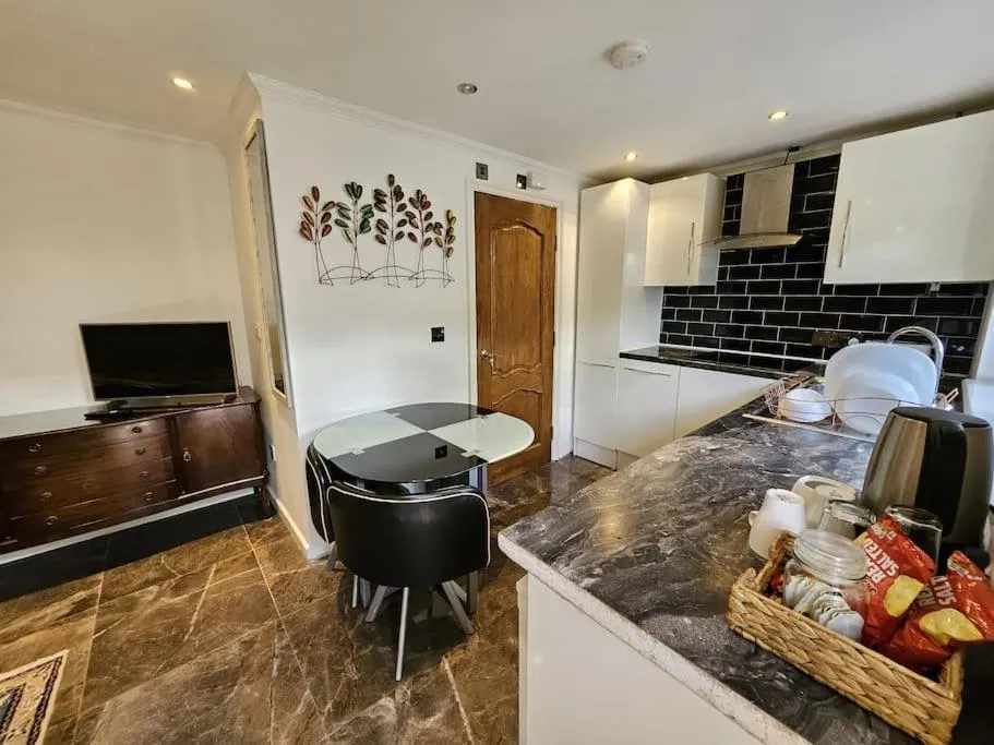 Image 3 of Spacious Guest Suite – Harrow