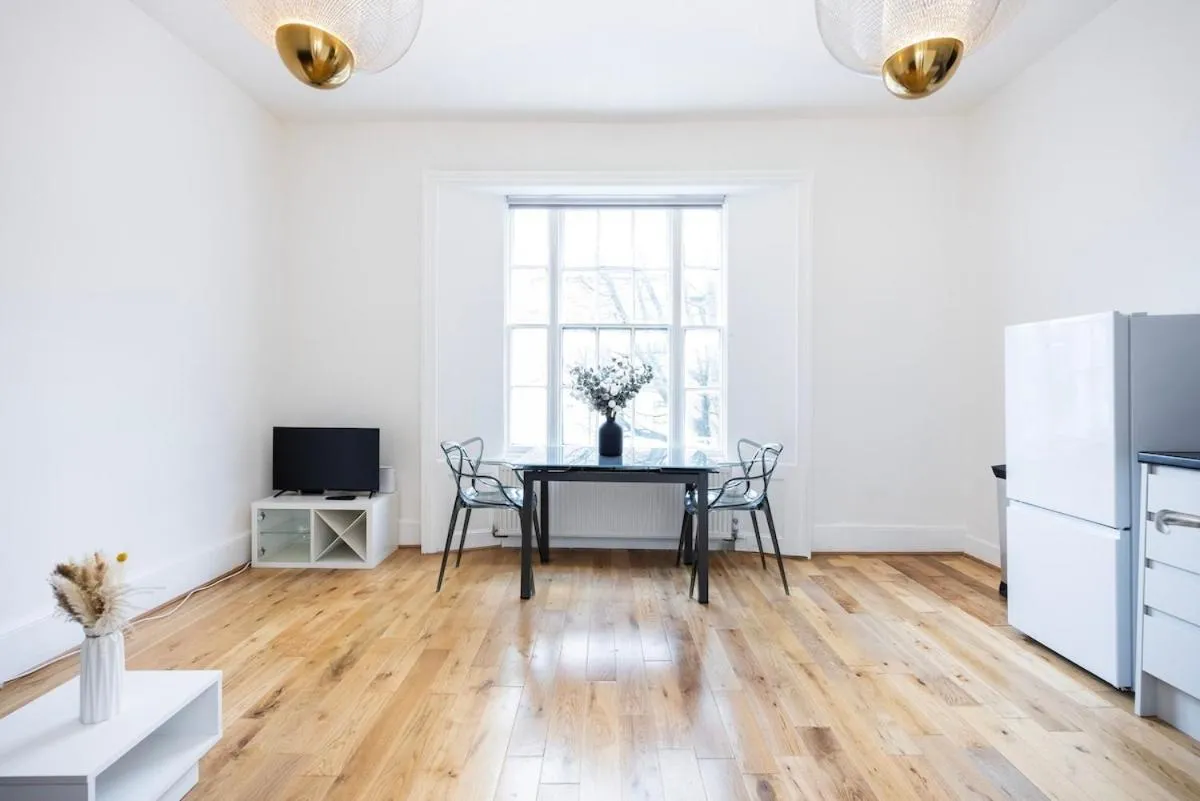 Image 5 of Spacious Islington Apartment