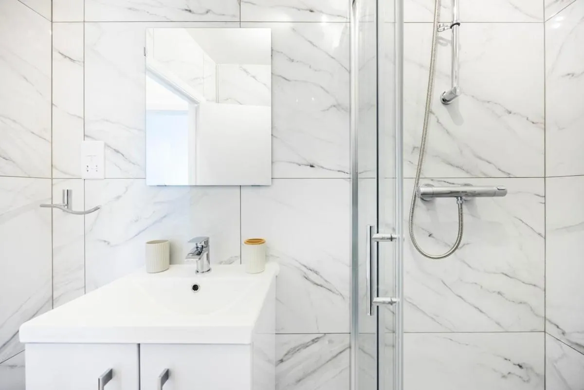 Image 3 of Spacious Islington Apartment