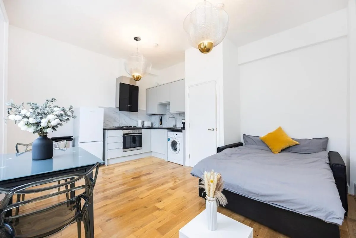 Image 4 of Spacious Islington Apartment