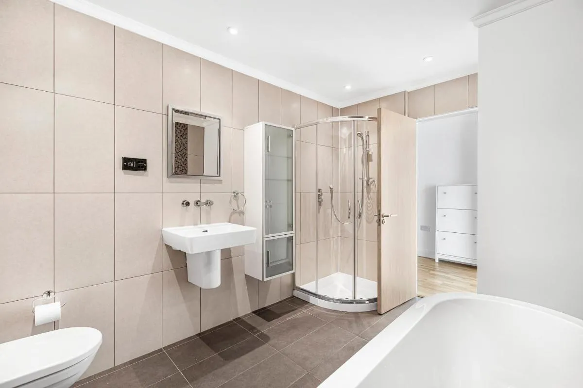 Image 3 of Spacious London Shoreditch 3BR 2 Baths, 2 Balconies,Giant 99″ TV, Pool Table, PS4