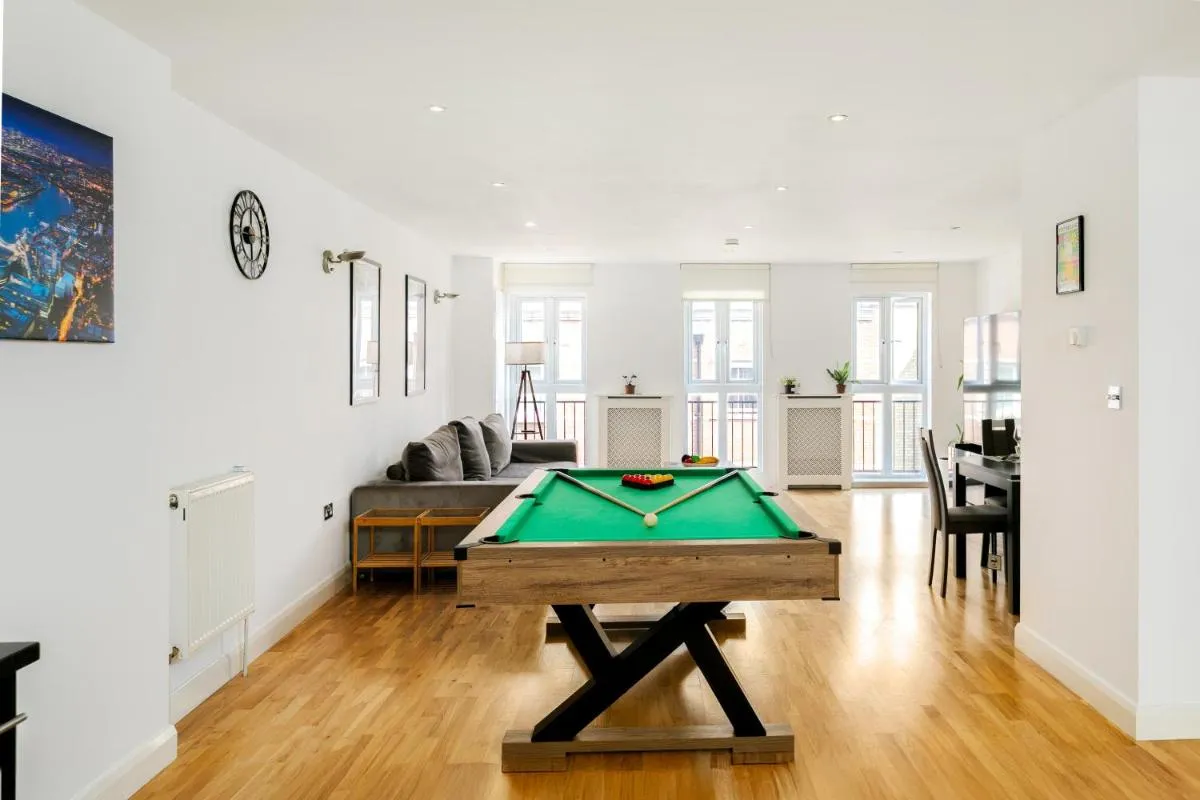 Image 5 of Spacious London Shoreditch 3BR 2 Baths, 2 Balconies,Giant 99″ TV, Pool Table, PS4