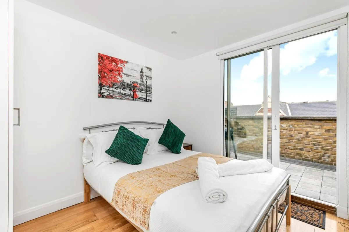 Image 2 of Spacious London Shoreditch 3BR 2 Baths, 2 Balconies,Giant 99″ TV, Pool Table, PS4