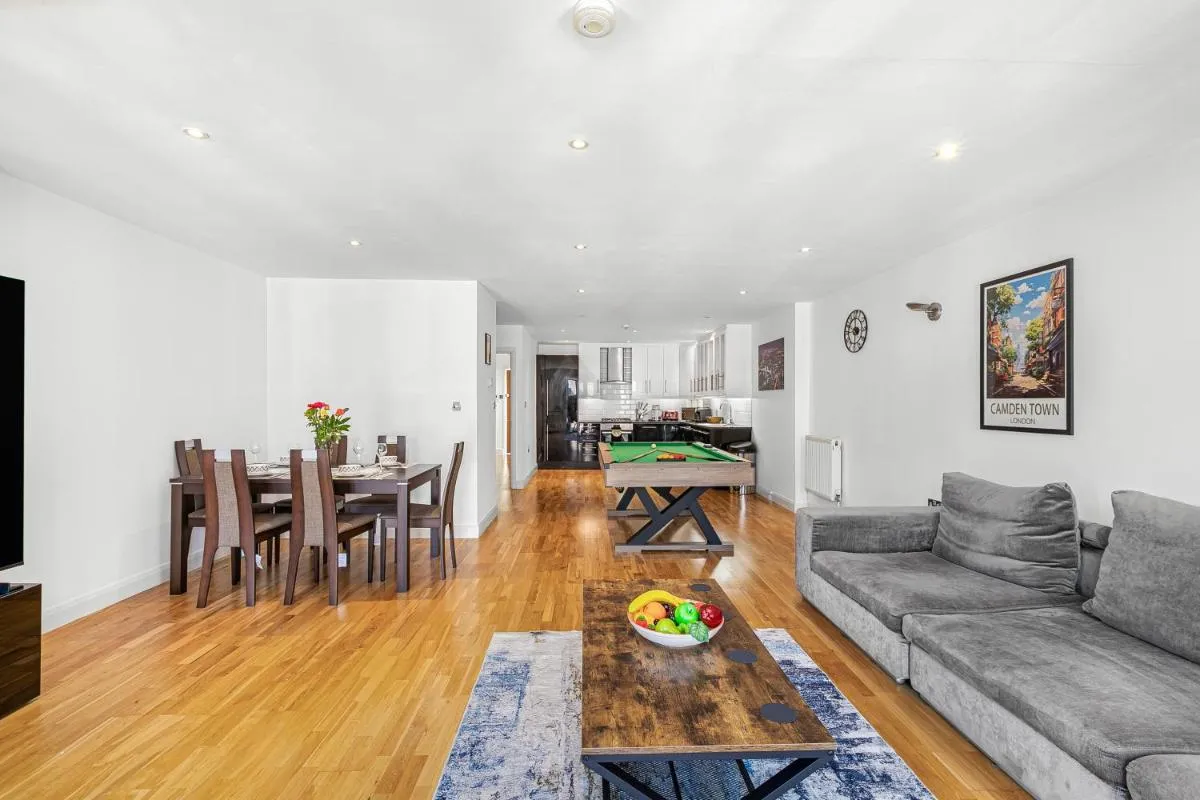 Image 4 of Spacious London Shoreditch 3BR 2 Baths, 2 Balconies,Giant 99″ TV, Pool Table, PS4