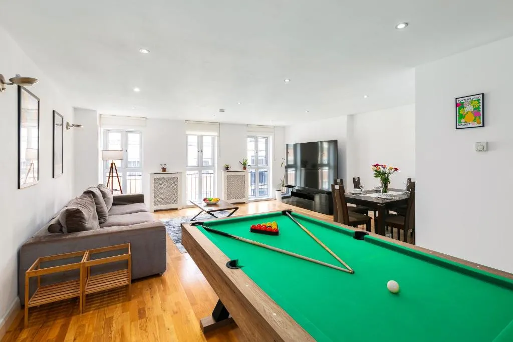 Spacious London Shoreditch 3BR 2 Baths, 2 Balconies,Giant 99″ TV, Pool Table, PS4