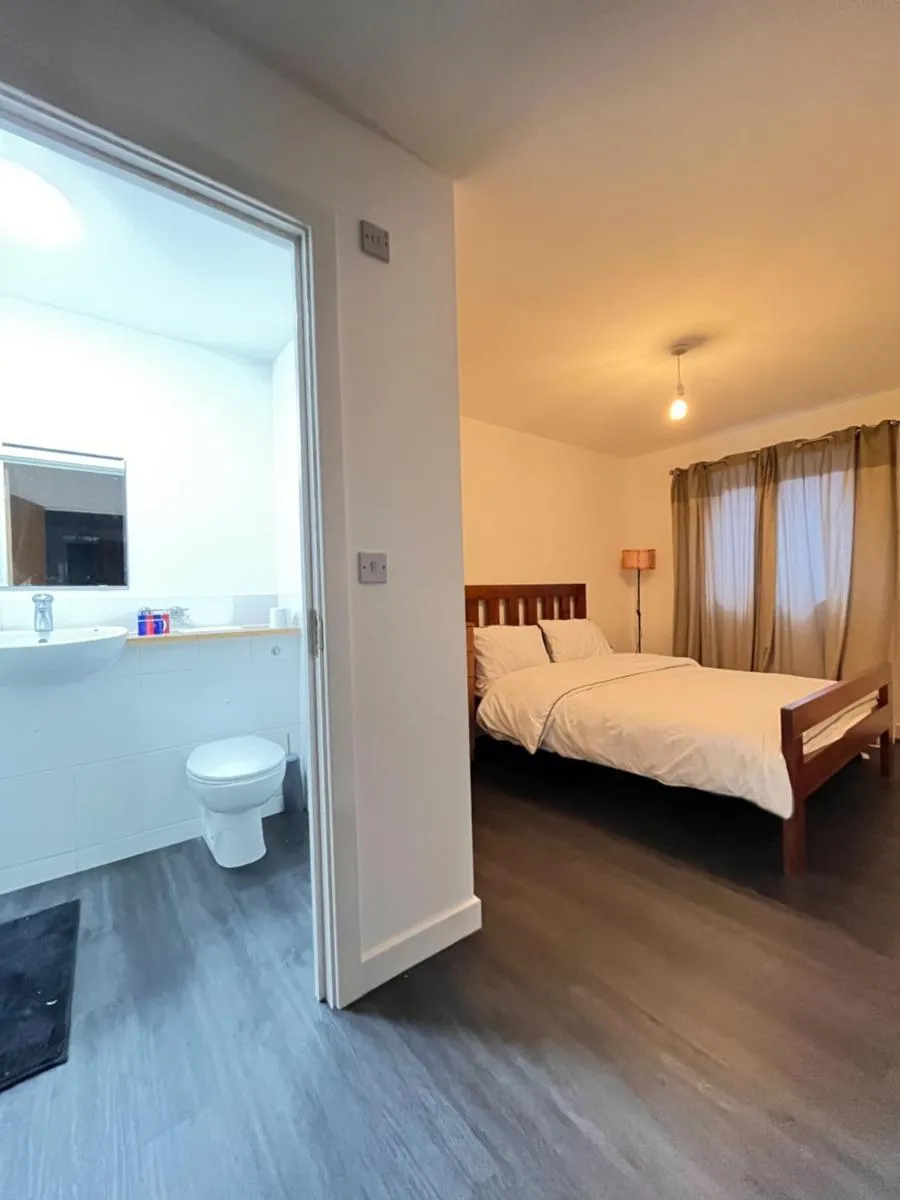 Image 2 of Spacious London apartment 5 min walk to Leytonstone Underground Station and 5 stops to zone 1