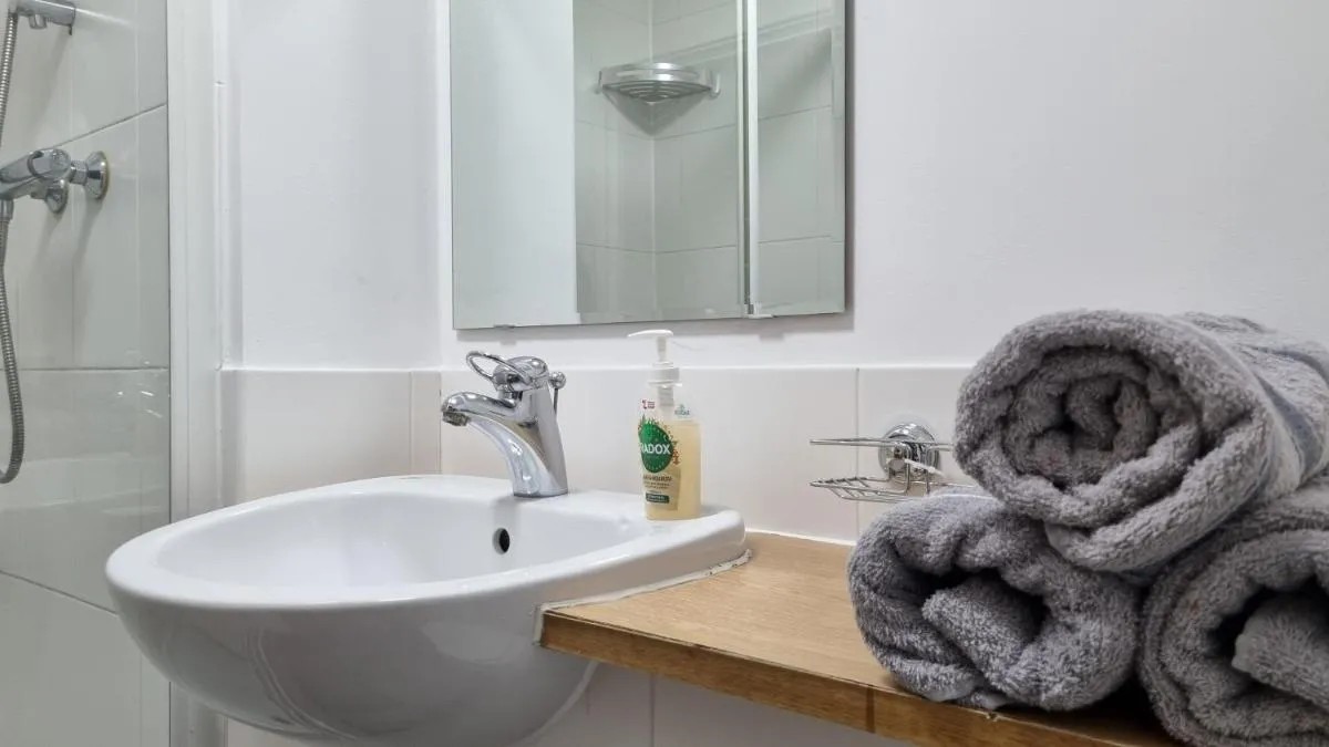 Image 3 of Spacious London apartment 5 min walk to Leytonstone Underground Station and 5 stops to zone 1