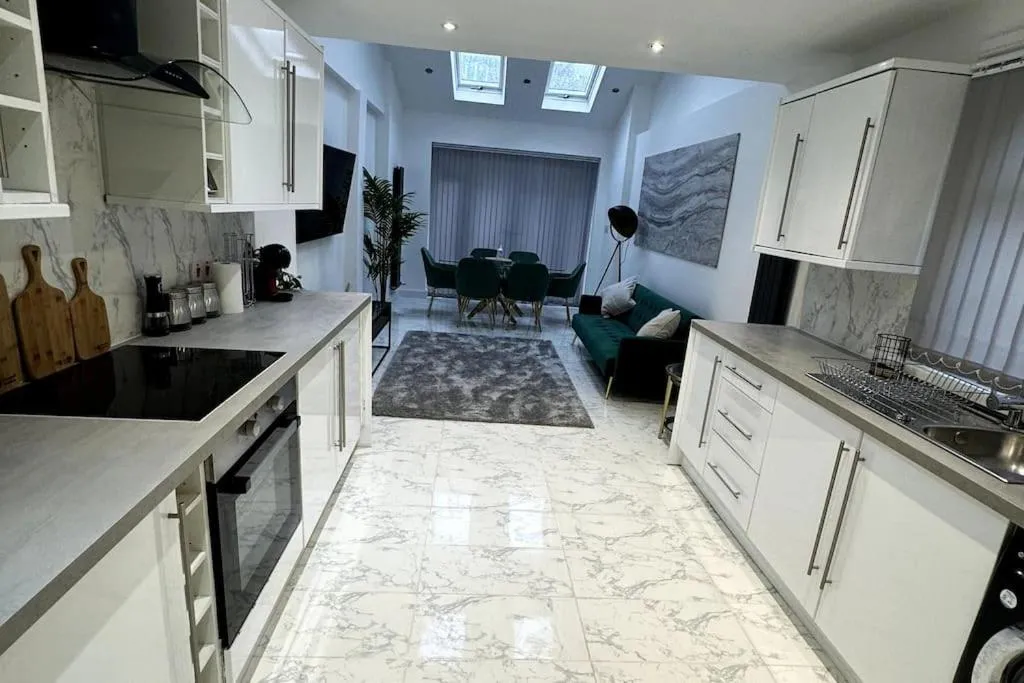 Image 3 of Spacious Luxury 2bd – Long Term