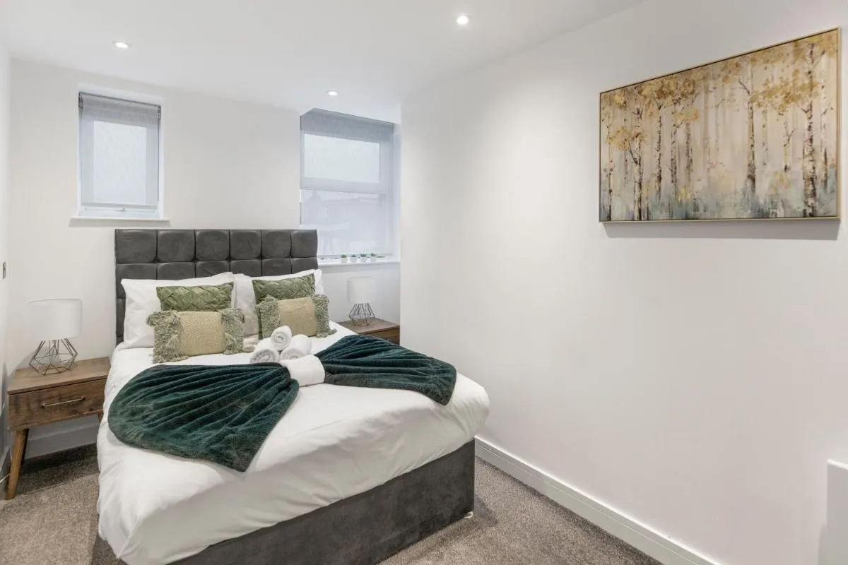 Image 3 of Spacious Luxury Apartment King Bed – Central Location