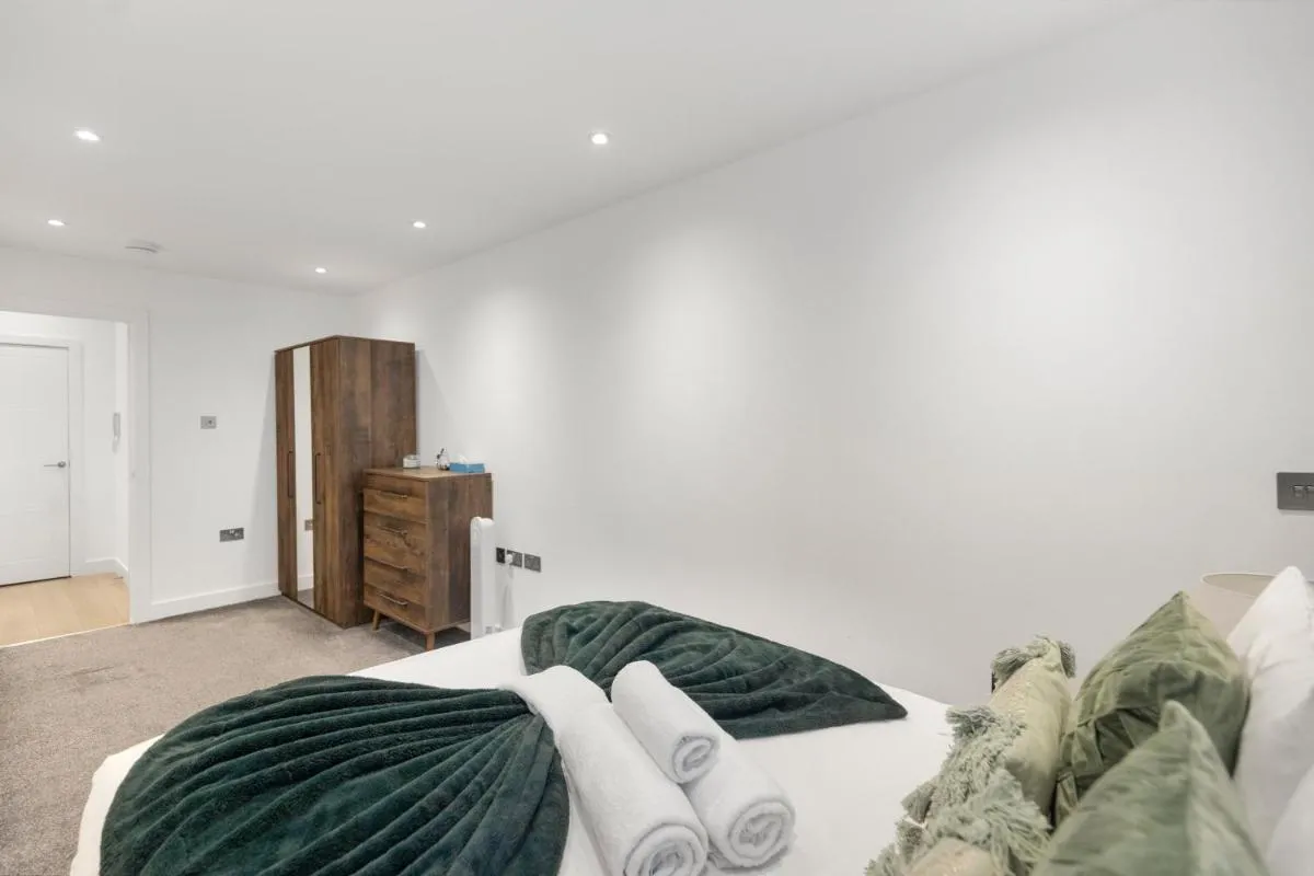 Image 4 of Spacious Luxury Apartment King Bed – Central Location