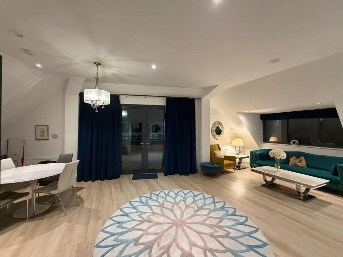 Image 3 of Spacious Penthouse in Barnet