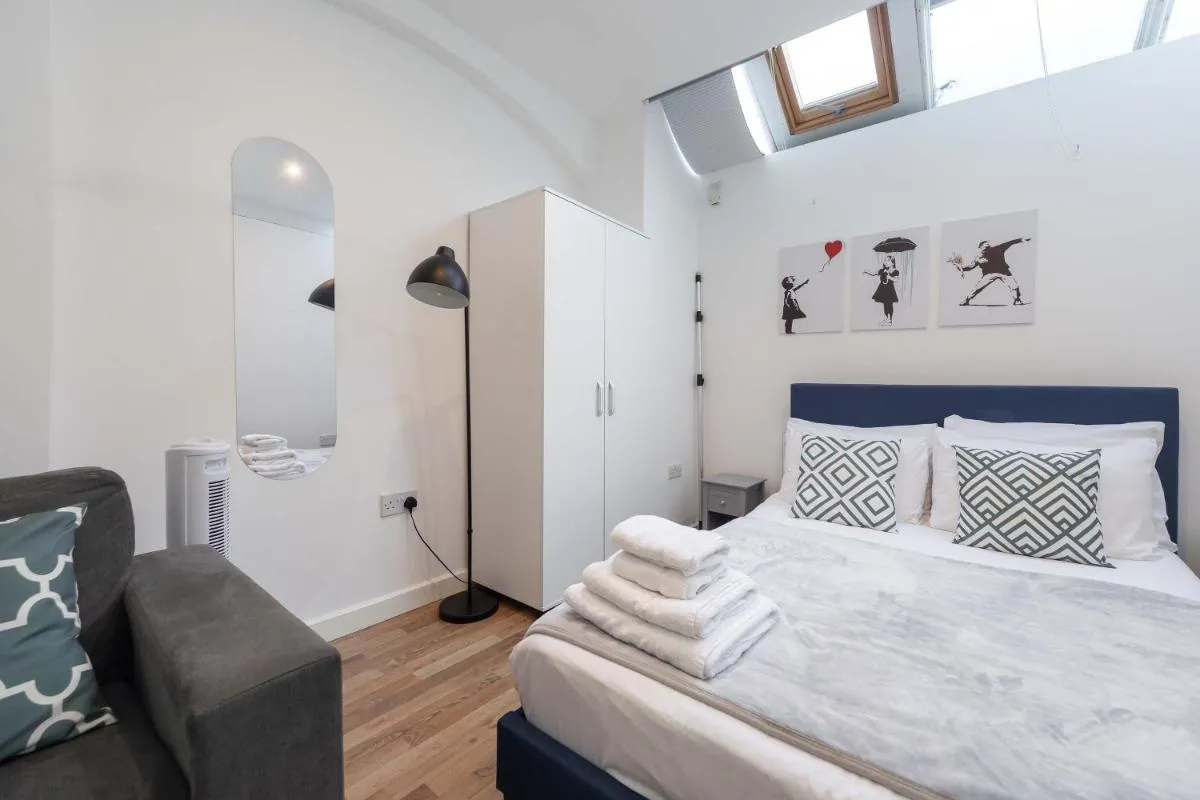 Image 3 of Spacious Studio Apartment in Shoreditch