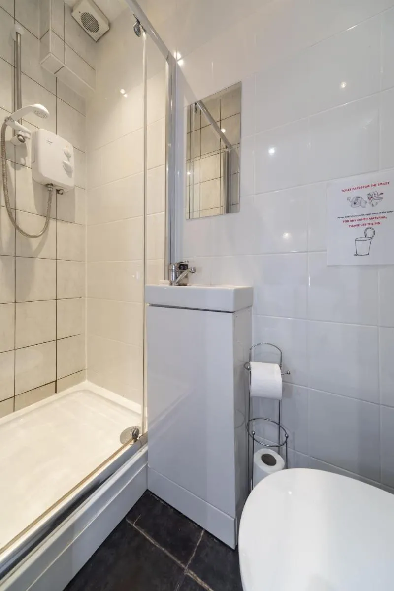 Image 4 of Spacious Studio Apartment in Shoreditch