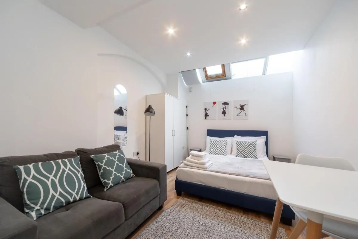 Image 5 of Spacious Studio Apartment in Shoreditch