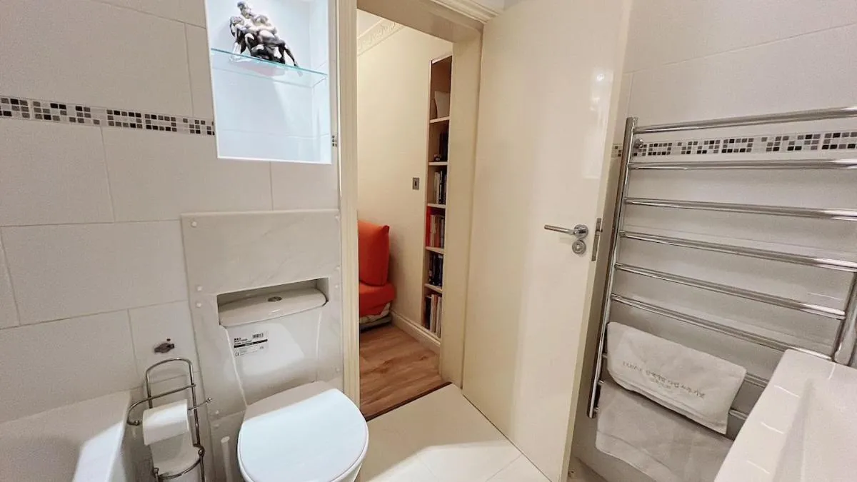Image 3 of Spacious Studio Soho Central London