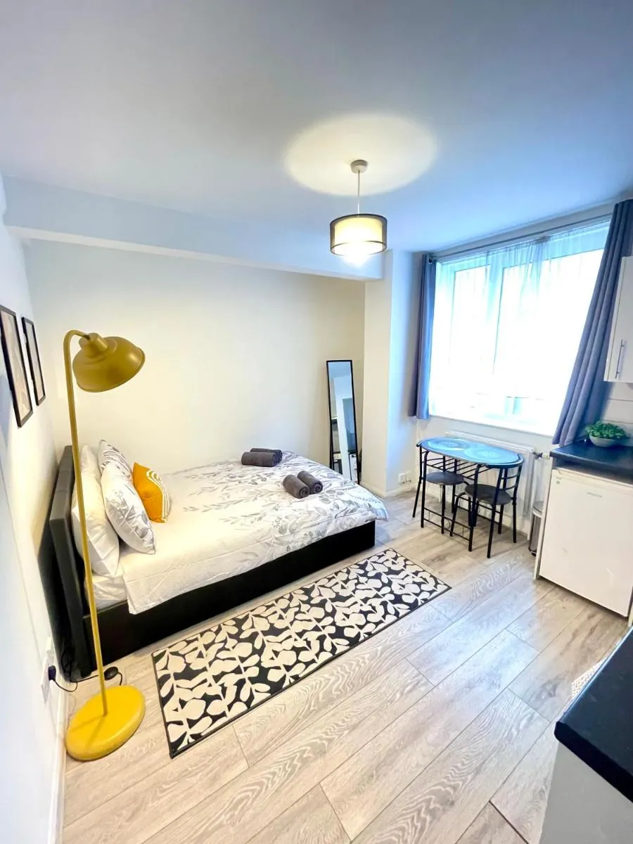 Image 5 of Spacious Studio – Central London South Kensington – Harrods