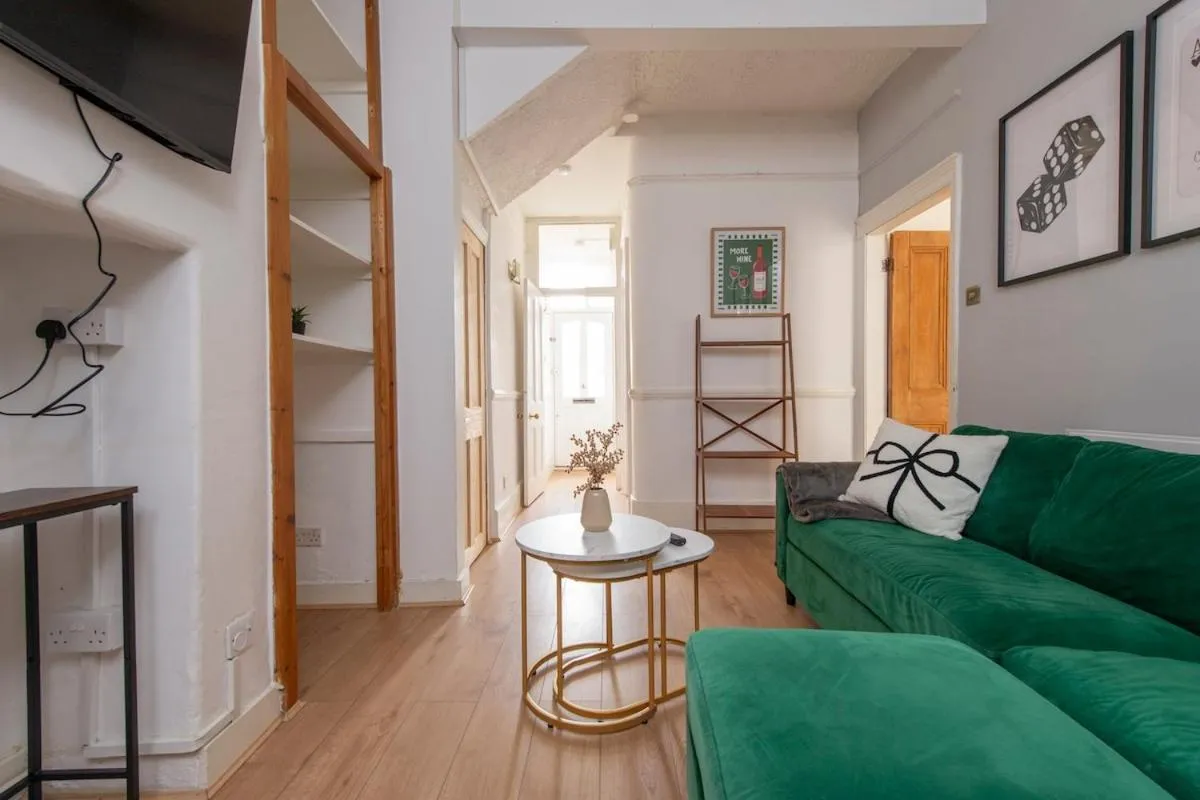Image 5 of Spacious Two-Bedroom Flat in SE6 Sleeps Up to Five People