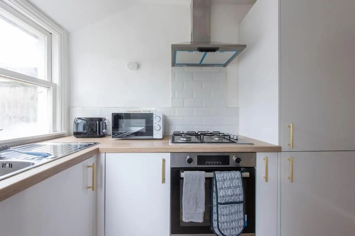 Image 4 of Spacious Two-Bedroom Flat in SE6 Sleeps Up to Five People