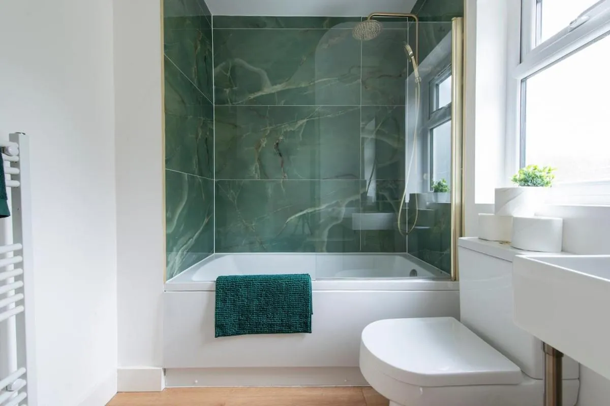 Image 3 of Spacious Two-Bedroom Flat in SE6 Sleeps Up to Five People