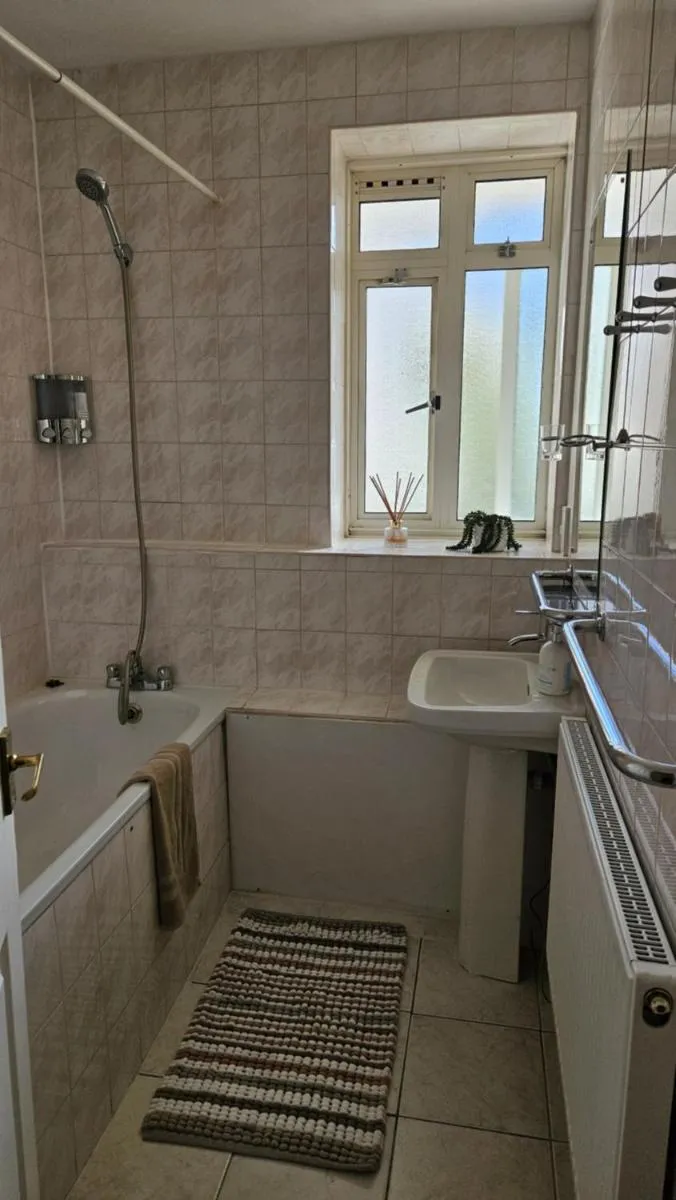 Image 3 of Spacious Two Bedroom Apartment in Battersea, Free Parking