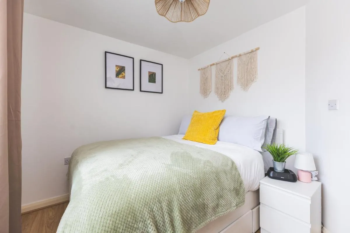 Image 3 of Spacious Wembley Flat Comfy Beds 2 Baths & Parking
