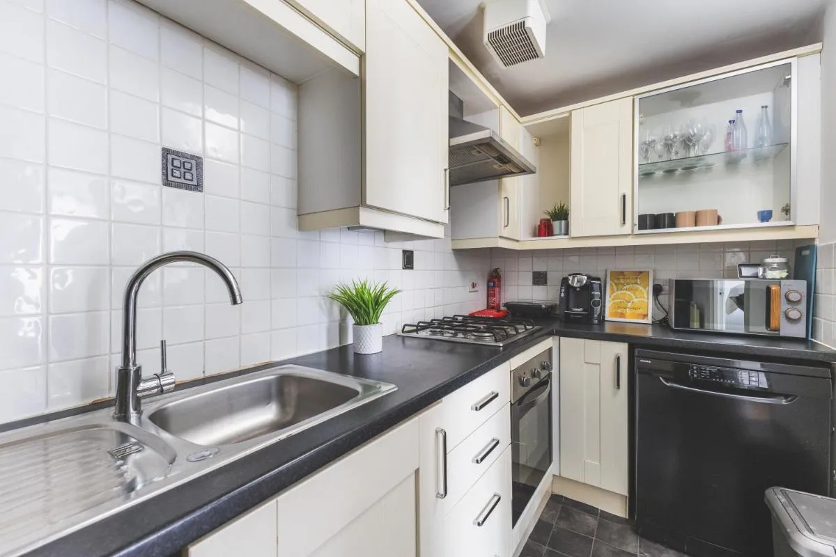 Image 5 of Spacious Wembley Flat Comfy Beds 2 Baths & Parking