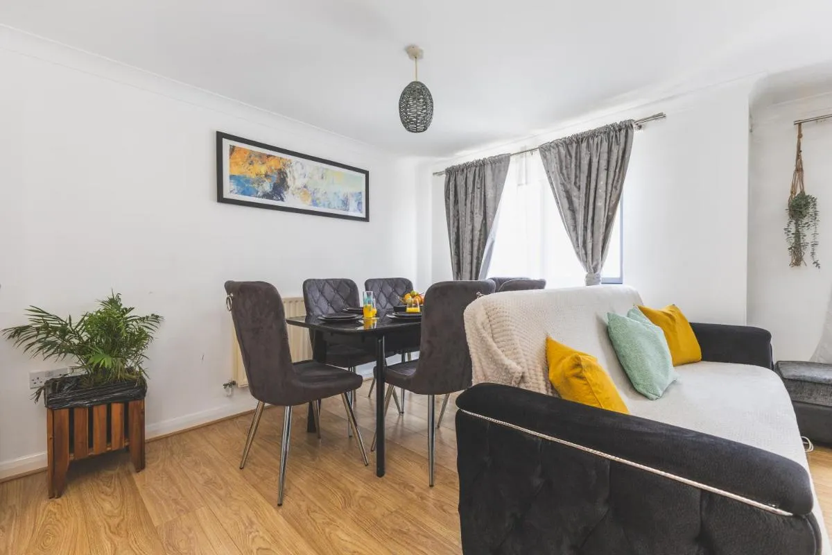 Image 4 of Spacious Wembley Flat Comfy Beds 2 Baths & Parking