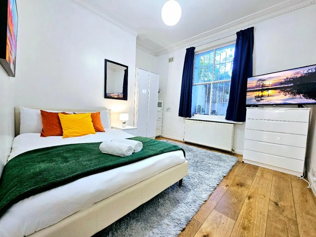 Image 3 of Spacious & Cosy 2 Bedroom Home plus 2 Sofa-beds with Private Entrance and Back Patio, 3 min walk to Earl’s Court Station