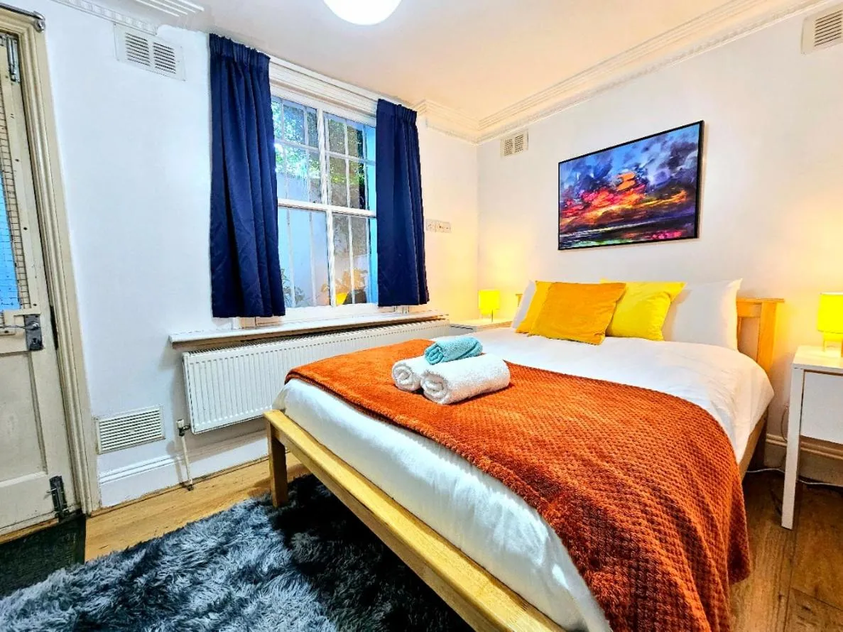 Image 5 of Spacious & Cosy 2 Bedroom Home plus 2 Sofa-beds with Private Entrance and Back Patio, 3 min walk to Earl’s Court Station