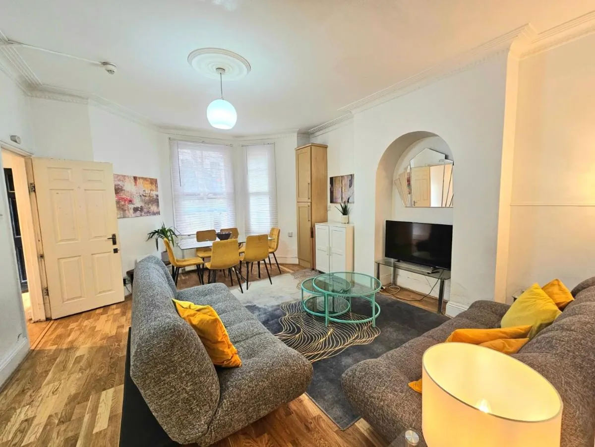 Image 4 of Spacious & Cosy 2 Bedroom Home plus 2 Sofa-beds with Private Entrance and Back Patio, 3 min walk to Earl’s Court Station