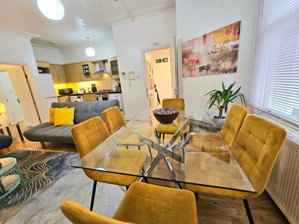 Spacious & Cosy 2 Bedroom Home plus 2 Sofa-beds with Private Entrance and Back Patio, 3 min walk to Earl’s Court Station