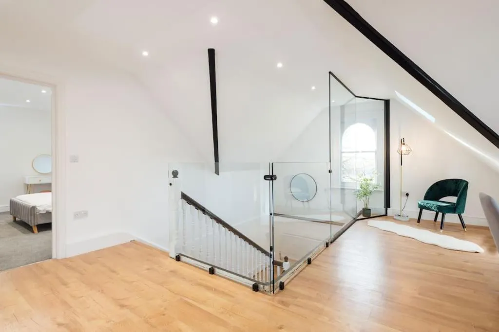 Image 3 of Spacious & Modern Two Bedroom Apartment in Catford, London