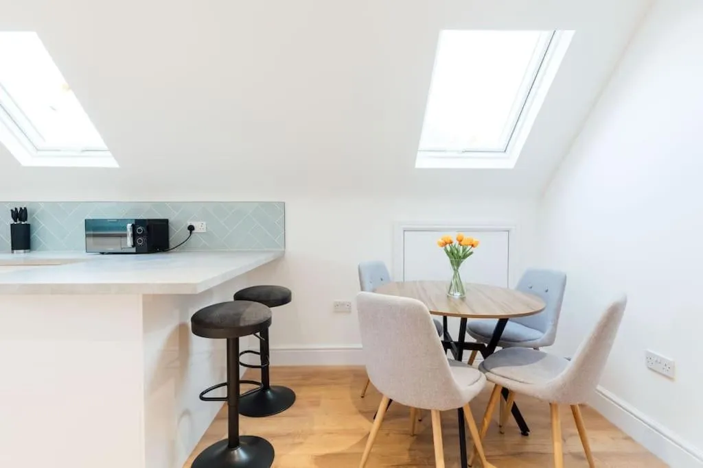 Image 4 of Spacious & Modern Two Bedroom Apartment in Catford, London