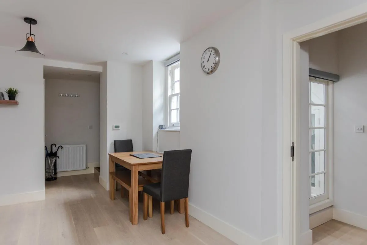 Image 3 of Spacious and Modern Apartment in Pimlico