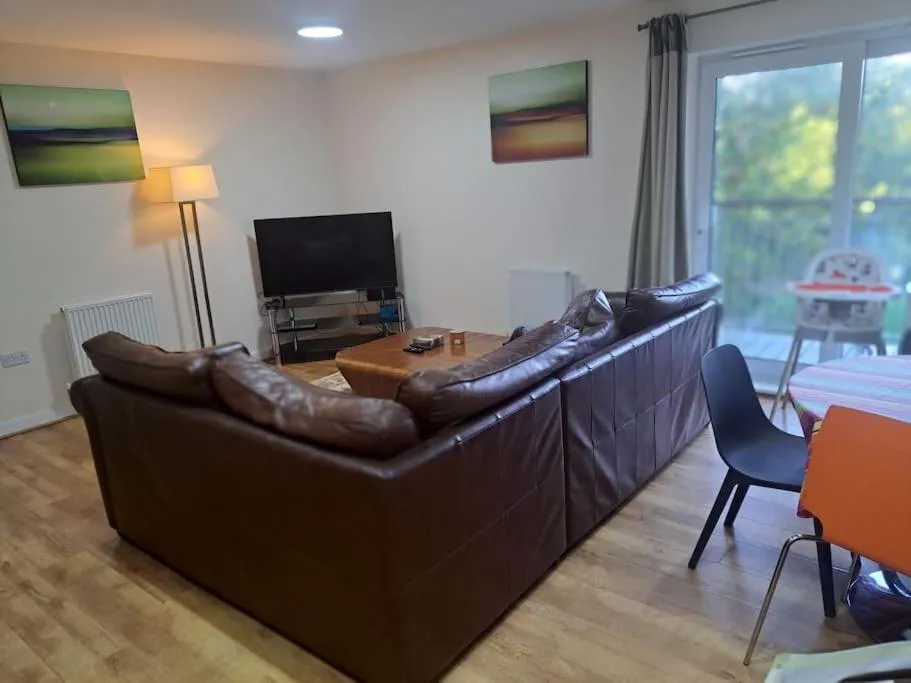 Image 1 of Spacious and Modern Two Bedroom Two Bathroom Flat with Secure Parking