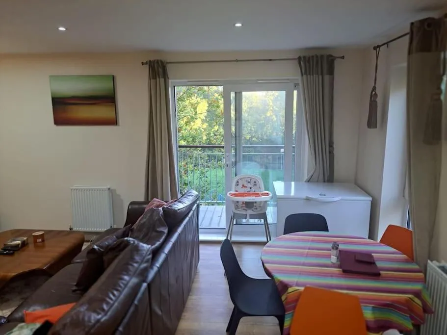 Image 2 of Spacious and Modern Two Bedroom Two Bathroom Flat with Secure Parking