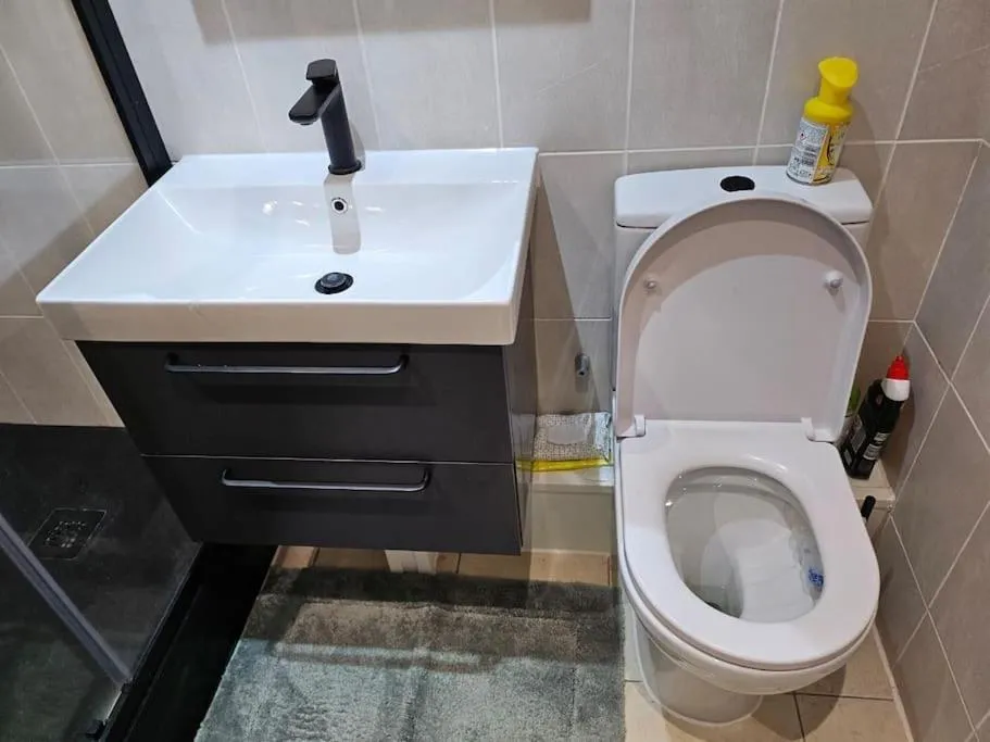Image 4 of Spacious and Modern Two Bedroom Two Bathroom Flat with Secure Parking