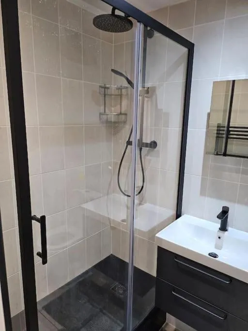 Image 5 of Spacious and Modern Two Bedroom Two Bathroom Flat with Secure Parking