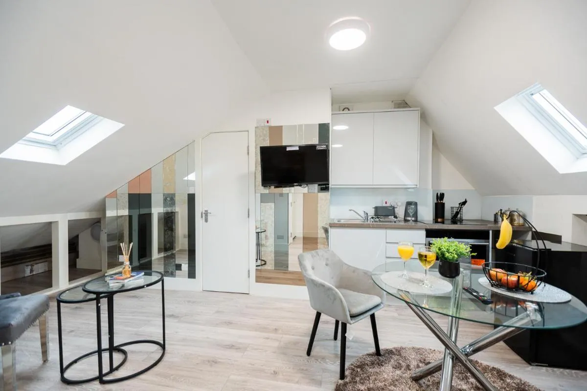 Image 4 of Spacious and Modern studio in London G