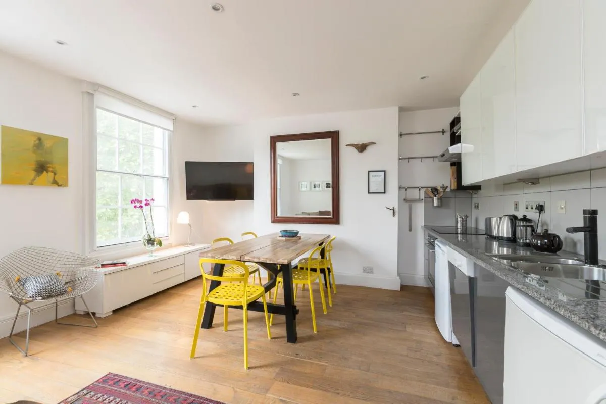 Image 3 of Spacious and chic flat in Angel