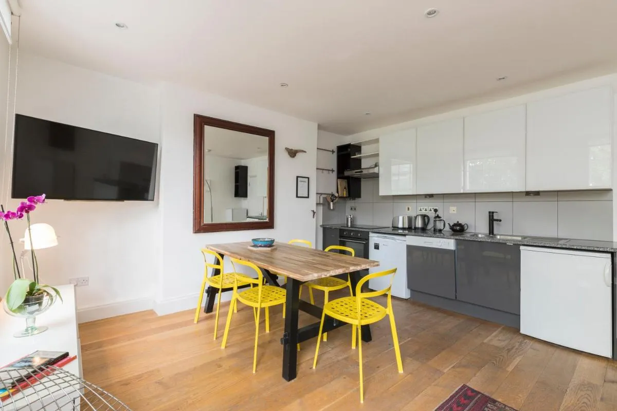 Image 4 of Spacious and chic flat in Angel