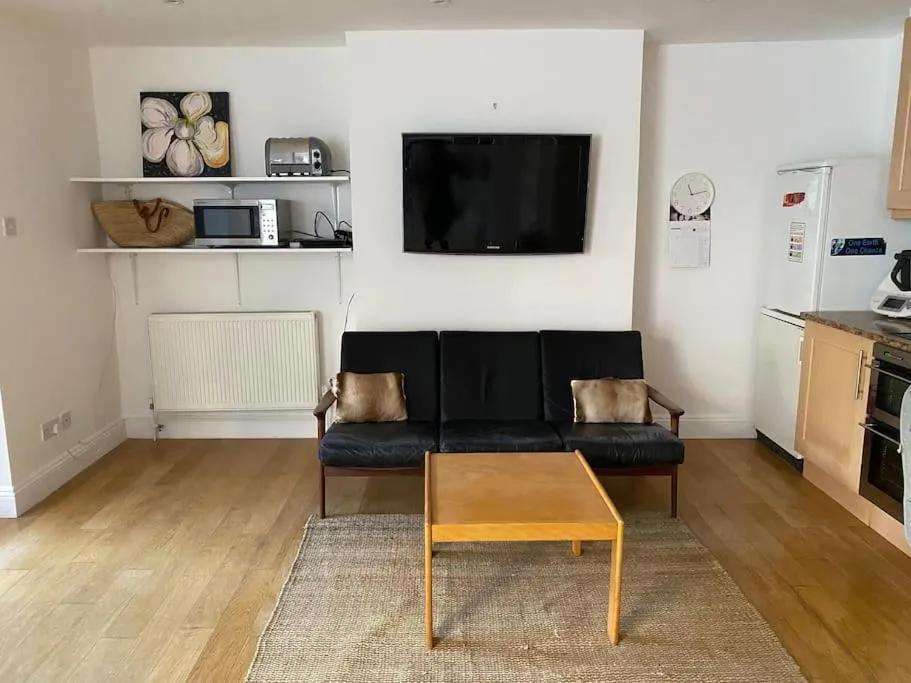 Image 3 of Spacious and light West London basement flat