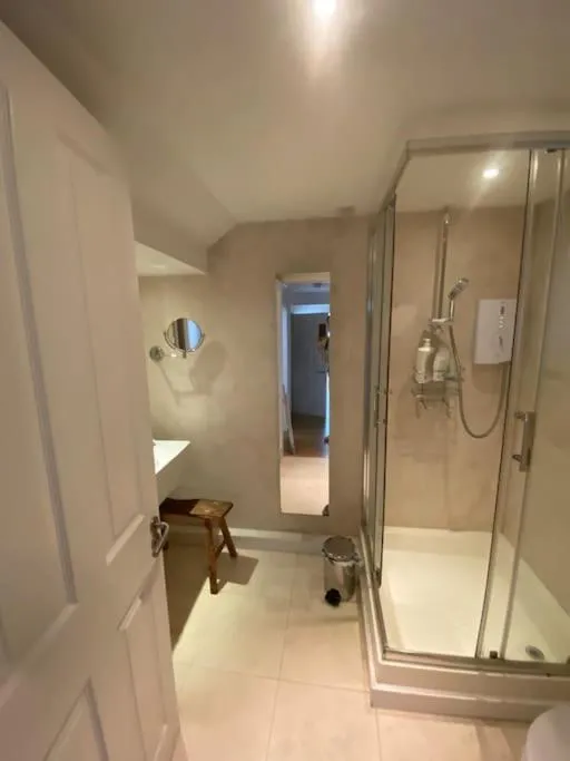 Image 4 of Spacious and light West London basement flat